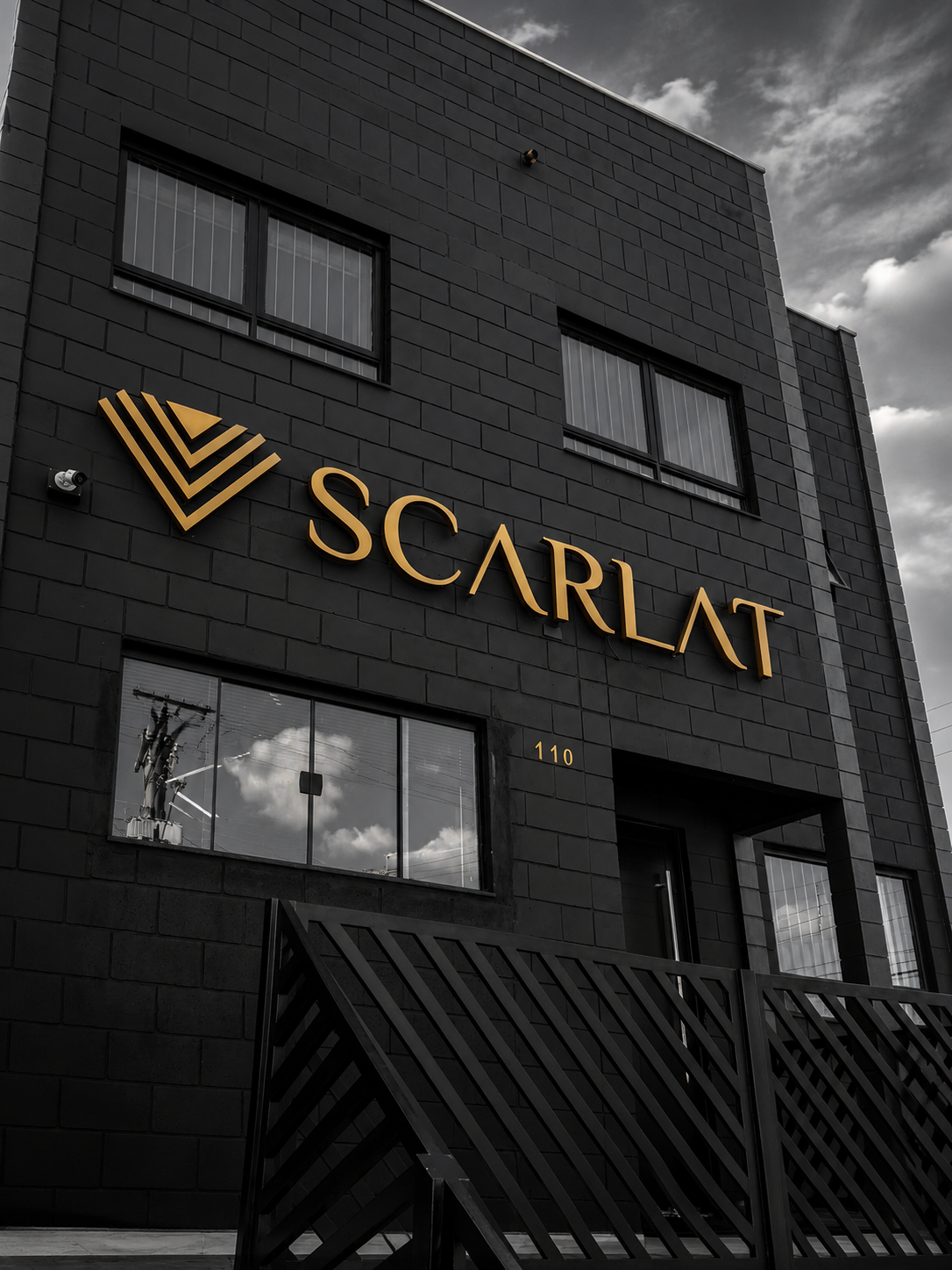 Modelo com semijoias Scarlat